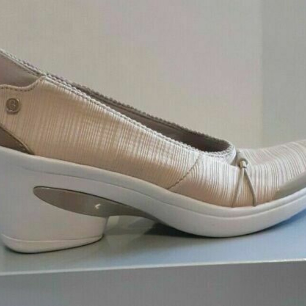 Bzees Women's Cream Heels